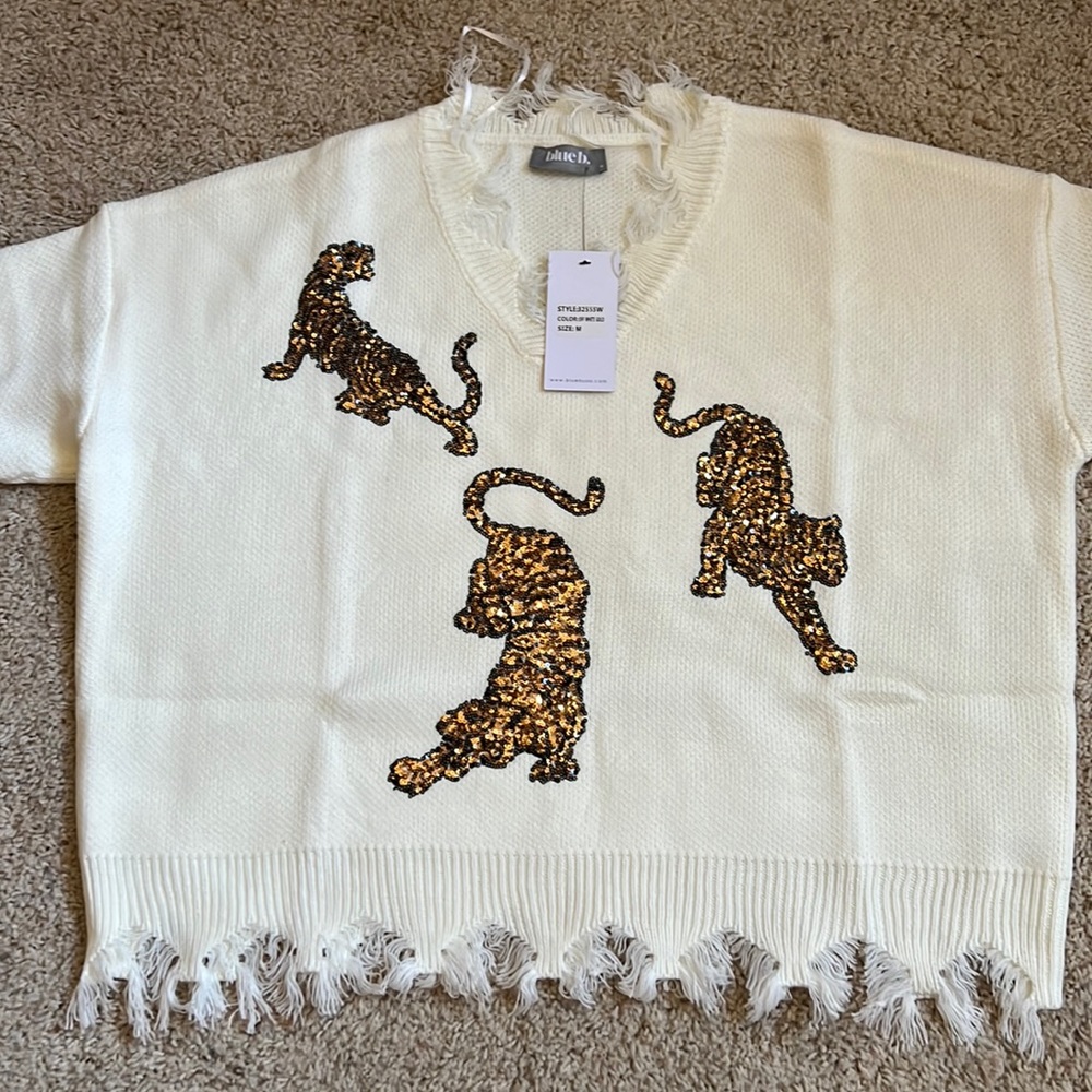 Brand new with tags!!! Blueb. Will fit sizes, 8, 10, 12, and 14. Very oversized.